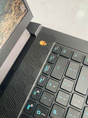 [like New]  Alienware M15 / Intel Core i7-12700H 14 nhân 20 luồng /Ram 16G / SSD 1T NVMe / màn 15.6’’ 2.5K 240Hz / Card RTX 3060 6G/ Trọng lượng ~ 2.6kg